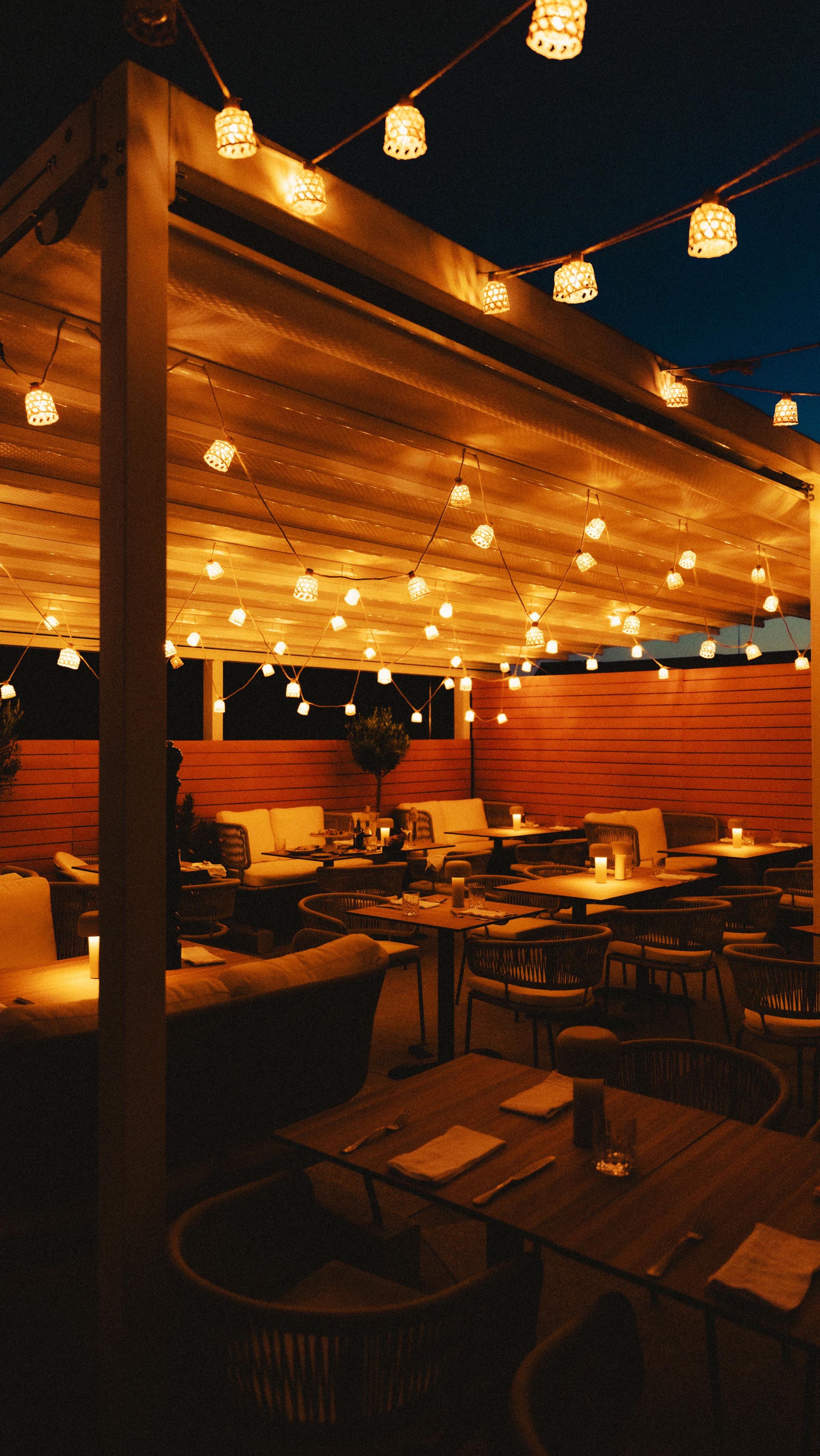 Lounge unter Lichterketten